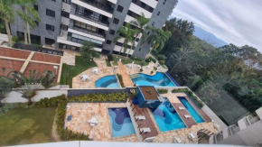 Apartamento próximo ao mar com 2 vagas de garagem, piscina aquecida e serviço de praia